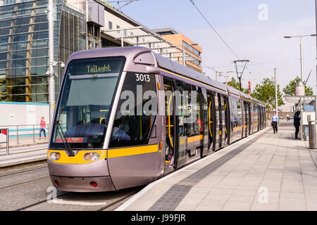 Tramway Luas light railway à Dublin, Irlande, qui transporte plus de 30 millions de personnes par an. Banque D'Images