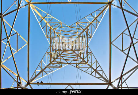 Low angle view d'électricité pylône contre le ciel bleu Banque D'Images