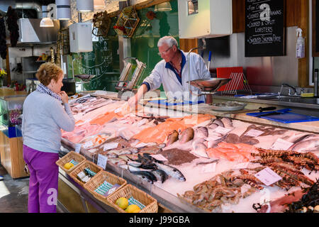 Un poissonnier poissons remontées mécaniques d'une grande contre-ensemencé avec beaucoup de poissons et fruits de mer frais, Howth, Irlande. Banque D'Images