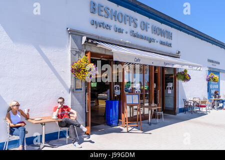 Les gens de manger et boire un verre au soleil à l'extérieur d'un restaurant de poissons à Howth, Dublin, Irlande. Banque D'Images