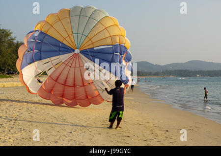 Le parachute ascensionnel sur la plage de Phuket en Thaïlande Banque D'Images