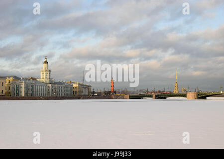 Vue de la Kunstkamera, colonne rostrale et Palace bridge sur la rivière Neva en hiver St. Banque D'Images