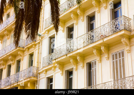 Toulon est la plupart du 19e siècle l'architecture urbaine reflète une variété de styles y compris néoclassique, Second Empire, Beaux Arts et Art Nouveau. Toulo Banque D'Images