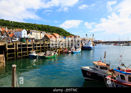 Les bateaux de pêche amarrés dans le port de Scarborough, North Yorkshire, Angleterre. Banque D'Images