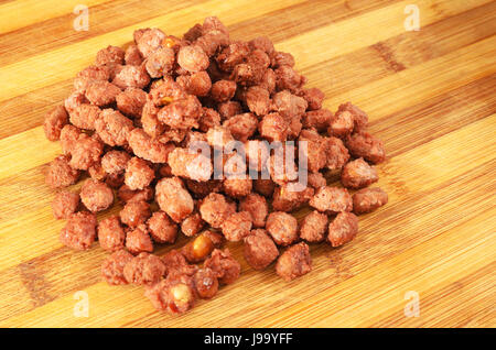 Arachide sucré composé de sucre et de chocolat. Peanut fabriqué au Brésil. Banque D'Images