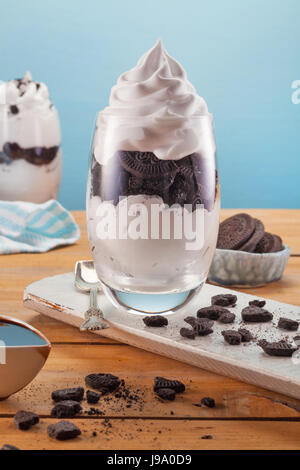 Yogourt glacé à la vanille de délicieux cookies au chocolat et crème fouettée Banque D'Images