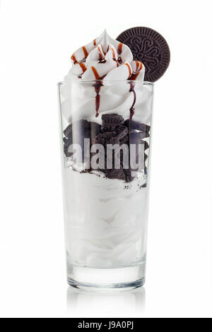 Yogourt glacé à la vanille de délicieux cookies au chocolat et crème fouettée Banque D'Images