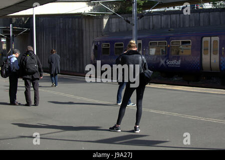 La plate-forme de la gare Finnieston Scotrail train passagers Banque D'Images