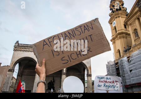 31 mai 2017 - MÃ¼Nchen, Bayern, Allemagne - plus de 350 manifestants contre le projet de sixième vol d'expulsion assemblées à la célèbre Munich Feldherrnhalle à Odeonsplatz, malgré les retards des vols en raison de l'attentat à Kaboul qui a fait au moins 80 blessés et de plus de 40 ans. Parmi les morts et les blessés sont nombreux les travailleurs du gouvernement allemand. Au moins onze autres villes ont également manifesté sous le 'Pro Asyl'' des bannières. De plus, les policiers ont pris d'assaut une école à Nuremberg ce matin à l'arrestation d'un réfugié afghan-étudiant, qui a déclenché les protestations par les élèves. La police était il Banque D'Images