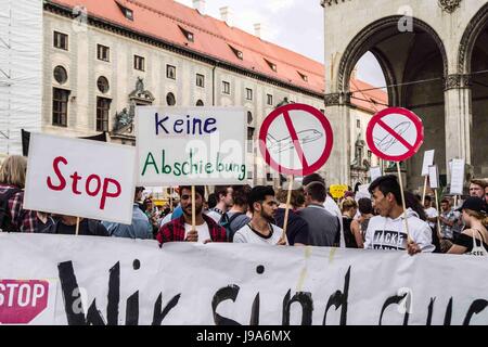 31 mai 2017 - MÃ¼Nchen, Bayern, Allemagne - plus de 350 manifestants contre le projet de sixième vol d'expulsion assemblées à la célèbre Munich Feldherrnhalle à Odeonsplatz, malgré les retards des vols en raison de l'attentat à Kaboul qui a fait au moins 80 blessés et de plus de 40 ans. Parmi les morts et les blessés sont nombreux les travailleurs du gouvernement allemand. Au moins onze autres villes ont également manifesté sous le 'Pro Asyl'' des bannières. De plus, les policiers ont pris d'assaut une école à Nuremberg ce matin à l'arrestation d'un réfugié afghan-étudiant, qui a déclenché les protestations par les élèves. La police était il Banque D'Images