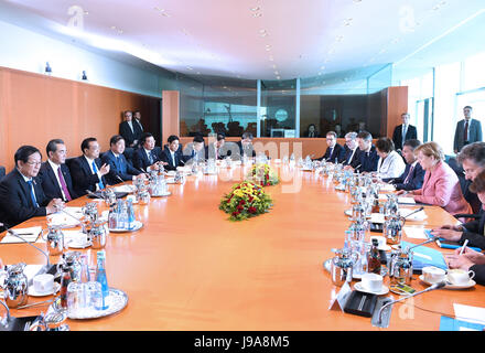 Berlin, Allemagne. 31 mai, 2017. Le Premier ministre chinois Li Keqiang rencontre la chancelière allemande Angela Merkel lors d'une réunion annuelle entre les chefs des gouvernements des deux pays à Berlin, capitale de l'Allemagne, le 31 mai 2017. Credit : Rao Aimin/Xinhua/Alamy Live News Banque D'Images