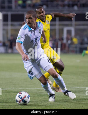 Columbus, États-Unis 31 Mai, 2017. 31 mai 2017 : le milieu de Seattle Sounders FC Osvaldo Alonso (6) gère la balle contre Columbus dans leur match au stade Mapfre. Columbus, Ohio, USA. Credit : Brent Clark/Alamy Live News Banque D'Images