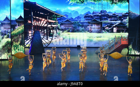 Chongqing, Chine, la municipalité de Chongqing. 31 mai, 2017. Une chanson et de danse mettant en vedette Histoires sur le groupe ethnique Tujia est montée au Grand Theatre de Huangshui Huangshui Ville de Shizhu Tujia comté autonome de la Chine, sud-ouest de la municipalité de Chongqing, le 31 mai 2017. Credit : Wang Quanchao/Xinhua/Alamy Live News Banque D'Images