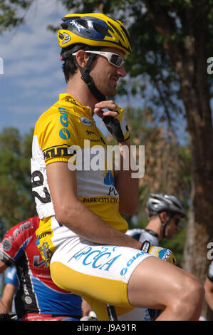 Spring City, Utah, USA - 2 août 2006 : l'homme est assis sur son vélo de route portant kit jaune pour PCCA à la ligne fixant attendant le Snapete Classic Road Race pour commencer. Banque D'Images