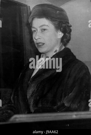 01 janvier, 1957 - La Reine retourne à Londres de Sandringham Ã¢â€" de Sa Majesté la Reine retourne à Londres à partir de Sandringham aujourd'hui arrivée par train à la gare de Liverpool Street. Plus tard, elle recevra M. MacMillan à Buckingham Palace lorsqu'il est prévu de soumettre le nom de son nouveau Cabinet. Photo montre : Sa Majesté la Reine représentée dans sa voiture alors qu'elle a quitté Liverpool Street Station ce soir. R/J. Crédit : Keystone (Image © Keystone Press Agency/Keystone USA par ZUMAPRESS.com) Banque D'Images