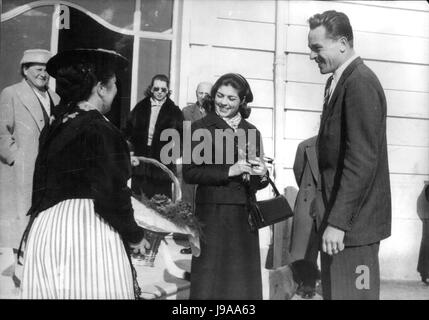 01 janvier, 1957 - La princesse Hélène et count Limbourg sur Honeymoon in French Riviera : la princesse Sophie, fille du comte de Paris, et son mari, le comte de Limburg Stirum qui sont maintenant sur leur lune de miel sont arrivés à nice hier. Photo montre la fille de fleur en costume national présentant la princesse avec quelques violettes. à droite le comte de Limburg Stirum. (Crédit Image : © Keystone Press Agency/Keystone USA par ZUMAPRESS.com) Banque D'Images