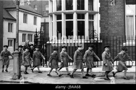 01 janvier, 1957 - Le Prince Charles sur les camarades de cours pour une partie de football : photo montre le Prince Charles camarades, vu aujourd'hui quitter l'école à Knightbridge, que le prince Charles a commencé à assister hier. (Crédit Image : © Keystone Press Agency/Keystone USA par ZUMAPRESS.com) Banque D'Images