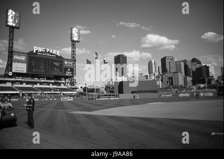 30 mai 2017 MLB baseball au PNC Park à Pittsburgh PA .version noir et blanc de la belle ville historique de la ville de Pittsburgh depuis l'intérieur de PNC Park.L'action entre les Diamondbacks de l'Arizona et le Pittsburg Pirates. Jeu est au PNC Park à Pittsburgh PA Banque D'Images