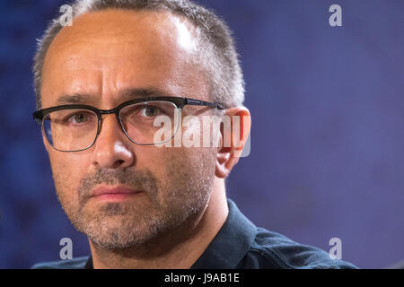 Moscou, Russie. 31e Mai 2017. Andrey Zvyagintsev réalisateur gestes lors d'une conférence de presse sur la première de son dernier film Nelyubov [Loveless]. Zvyagintsev a remporté le Prix du Jury pour le film à la 70e Festival de Cannes. Banque D'Images