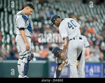 Le lanceur partant des Yankees de New York Luis Severino (40) ressemble à la boue qui s'accumule sur sa chaussure droite qui peuvent avoir causé un problème comme il travaille en sixième manche contre les Orioles de Baltimore à l'Oriole Park at Camden Yards de Baltimore, MD, le mardi 30 mai 2017. Nouvelle York Yankee catcher Gary Sanchez (24) observe de gauche. Les Yankees ont gagné le match 8 - 3. Credit : Ron Sachs / CNP (restriction : NO New York ou le New Jersey Journaux ou journaux dans un rayon de 75 km de la ville de New York) - AUCUN FIL SERVICE - Photo : Ron Sachs/consolidé/dpa Banque D'Images