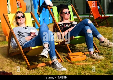 Hay Festival, Hay-on-Wye, au Pays de Galles, Royaume-Uni. 01 Juin, 2017. Météo France : Les personnes bénéficiant de l'amende par temps chaud et ensoleillé, le 1er juin, le premier jour de l'été météorologique au Hay Festival 2017, dans la petite ville galloise de Hay-on-Wye dans les régions rurales de Powys. Maintenant célèbre son 30e anniversaire, le festival de littérature tire quelques-uns des meilleurs écrivains, des universitaires et des commentateurs du monde entier, et des dizaines de milliers de visiteurs par jour pour ce qui a été décrit par l'ancien président américain Bill Clinton comme "le Woodstock de l'esprit' Credit : Keith morris/Alamy Live News Banque D'Images