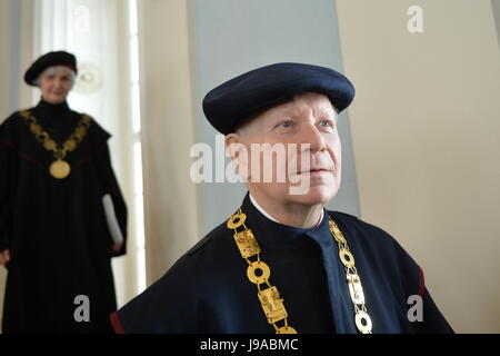 - Dans ce dossier, le 22 février 2016 photo célèbre chef d'orchestre tchèque Jiri Belohlavek a obtenu diplôme honorifique de docteur honoris causa de l'Académie des Arts du spectacle (AMU) pour les fêtes du 70e anniversaire de la fondation de Prague. Belohlavek est mort pendant la nuit de jeudi, le 1er juin 2017, a déclaré le bureau de presse de l'Orchestre philharmonique tchèque Ludek Brezina. (Photo/CTK Michal Dolezal) Banque D'Images