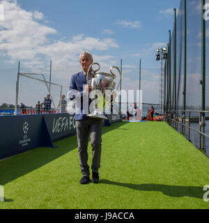 Cardiff, Wales, UK. 1er juin 2017. Ian Rush et Premier Ministre du Pays de Galles Carwyn Jones porter le trophée de la Ligue des champions dans la baie de Cardiff, comme le Festival de la Ligue des Champions s'ouvre. Credit : Mark Hawkins/Alamy Live News Banque D'Images