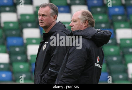 Belfast, Royaume-Uni. 1er juin 2017. Stade national de football à Windsor Park, Belfast. L'Irlande du manager Michael O'Neill (à gauche) avec le sous-Jimmy Nicholl à trainiing d'aujourd'hui avant le match de demain soir contre la Nouvelle-Zélande. Crédit : David Hunter/Alamy Live News Banque D'Images