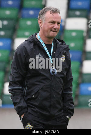 Belfast, Royaume-Uni. 1er juin 2017. Stade national de football à Windsor Park, Belfast. L'Irlande du manager Michael O'Neill (à gauche) à trainiing avant le match de demain soir contre la Nouvelle-Zélande. Crédit : David Hunter/Alamy Live News Banque D'Images