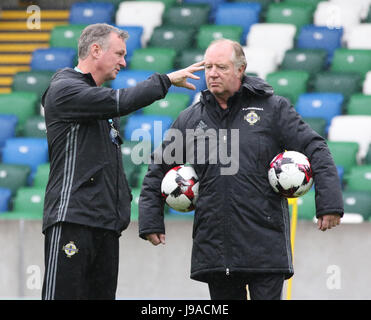 Belfast, Royaume-Uni. 1er juin 2017. Stade national de football à Windsor Park. L'Irlande du manager Michael O'Neill (à gauche) avec le sous-Jimmy Nicholl à trainiing d'aujourd'hui avant le match de demain soir contre la Nouvelle-Zélande. Crédit : David Hunter/Alamy Live News Banque D'Images