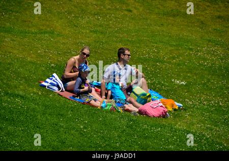 Lyme Regis, dans le Dorset, UK. 1er juin 2017. Météo britannique. Une famille bénéficiant d'un pique-nique dans les jardins Langmoor à la station balnéaire de Lyme Regis dans le Dorset un jour ensoleillé chaud pendant la moitié des vacances à long terme. Crédit photo : Graham Hunt/Alamy Live News Banque D'Images