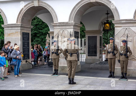 Pologne, Varsovie : la modification de la garde d'honneur sur la Tombe du Soldat inconnu dans la capitale polonaise. Banque D'Images