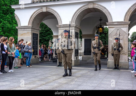 Pologne, Varsovie : la modification de la garde d'honneur sur la Tombe du Soldat inconnu dans la capitale polonaise. Banque D'Images