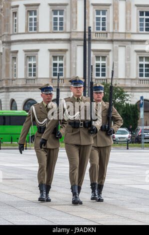 Pologne, Varsovie : la modification de la garde d'honneur sur la Tombe du Soldat inconnu dans la capitale polonaise. Banque D'Images