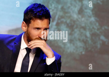 Beijing, Chine. 1er juin 2017. L'attaquant du FC Barcelone Lionel Messi de l'Argentine réagit au cours d'une conférence de presse de Messi Chine Tour à Beijing, capitale de Chine, le 1 juin 2017. Source : Xinhua/Alamy Live News Banque D'Images