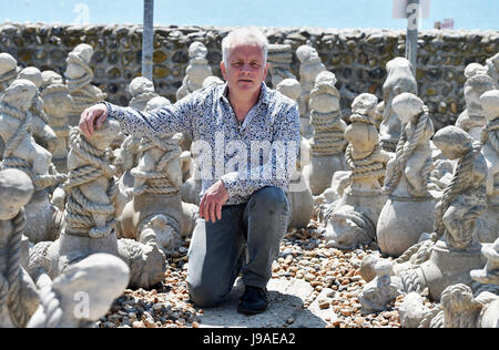 Brighton, UK. 1er juin 2017. Artiste Brian Mander entre son art installation intitulée La Tempête . La rive à la fin d'un long épi plage Brighton Seafront AINC fait partie du Brighton Festival Fringe 2017 . L'installation contient une sélection de tétrapodes en béton armé Crédit : Simon Dack/Alamy Live News Banque D'Images