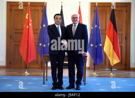 Berlin, Allemagne. 01 Juin, 2017. Le Premier ministre chinois Li Keqiang (l) et le Président allemand Frank-Walter Steinmeier se serrer la main dans le château de Bellevue à Berlin, Allemagne, 01 juin 2017. Photo : Rainer Jensen/dpa/Alamy Live News Banque D'Images