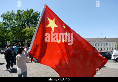 Berlin, Allemagne. 01 Juin, 2017. Agiter un drapeau national chinois attend une femme chinoise pour l'arrivée du premier ministre chinois en face du Bellevue Palace à Berlin, Allemagne, 01 juin 2017. Photo : Rainer Jensen/dpa/Alamy Live News Banque D'Images