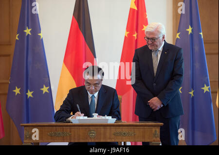 Berlin, Allemagne. 01 Juin, 2017. Le Premier ministre chinois Li Keqiang signe le livre d'or en présence de Président allemand Frank-Walter Steinmeier dans le château de Bellevue à Berlin, Allemagne, 01 juin 2017. Photo : Rainer Jensen/dpa/Alamy Live News Banque D'Images