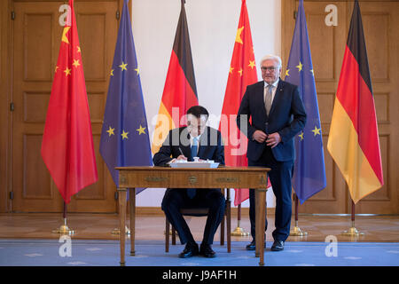 Berlin, Allemagne. 01 Juin, 2017. Le Premier ministre chinois Li Keqiang signe le livre d'or en présence de Président allemand Frank-Walter Steinmeier dans le château de Bellevue à Berlin, Allemagne, 01 juin 2017. Photo : Rainer Jensen/dpa/Alamy Live News Banque D'Images