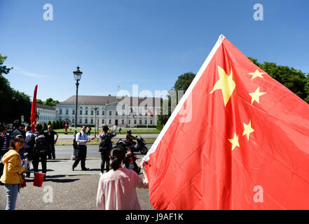 Berlin, Allemagne. 01 Juin, 2017. Agiter un drapeau national chinois attend une femme chinoise pour l'arrivée du premier ministre chinois en face du Bellevue Palace à Berlin, Allemagne, 01 juin 2017. Photo : Rainer Jensen/dpa/Alamy Live News Banque D'Images