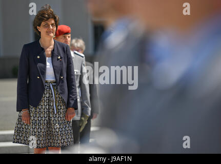 Berlin, Allemagne. 01 Juin, 2017. Le ministre allemand de la défense, Ursula von der Leyen reçoit son homologue français Goulard avec honneurs militaires à Berlin, Allemagne, 01 juin 2017. Photo : Britta Pedersen/dpa-Zentralbild/dpa/Alamy Live News Banque D'Images