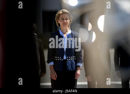 Berlin, Allemagne. 01 Juin, 2017. Le ministre allemand de la défense, Ursula von der Leyen est derrière les soldats sur le terrain du ministère de la Défense au cours de la réception de son homologue français Goulard à Berlin, Allemagne, 01 juin 2017. Photo : Britta Pedersen/dpa-Zentralbild/dpa/Alamy Live News Banque D'Images