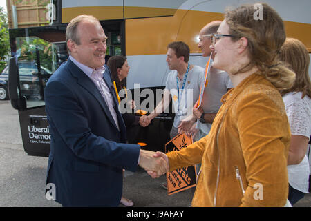 Londres, Royaume-Uni. 1er juin 2017. Candidat libéral démocrate partisans accueille des libéraux démocrates au rassemblement électoral à Norbiton, Kingston-upon-Thames, London SW : Crédit photographique à vue/Alamy Live News Banque D'Images