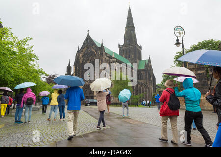 Glasgow, Ecosse, Royaume-Uni. 1er juin 2017. UK - parasols colorés à l'extérieur de la cathédrale de Glasgow sur une averse gris jour Crédit : Kay Roxby/Alamy Live News Banque D'Images