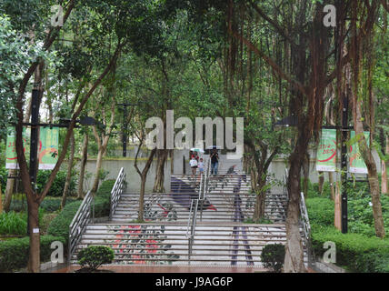 Hong Kong, Chine. 22 avr, 2017. Les gens descendre étapes avec des peintures sur eux à Tai Po Waterfront Park de Hong Kong, Chine du sud, le 22 avril 2017. Cette année marque le 20e anniversaire de la déclaration de Hong Kong à la patrie. Credit : Liu Yun/Xinhua/Alamy Live News Banque D'Images