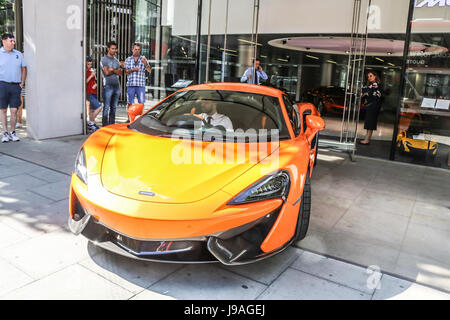 London UK. 1er juin 2017. Une McLaren 570GT supercar d'être chassés de la salle d'exposition à Knightsbridge Crédit : amer ghazzal/Alamy Live News Banque D'Images