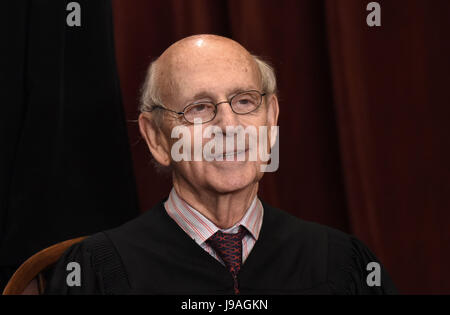 Associer la Justice Stephen Breyer pose pour une photo de groupe à l'édifice de la Cour suprême le 1 juin 2017 à Washington, DC. Crédit : Olivier Douliery/MediaPunch /CNP via Piscine Banque D'Images
