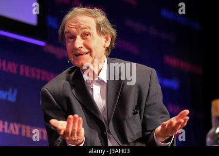 Hay Festival 2017 - Hay-on-Wye, au Pays de Galles, Royaume-Uni - Juin 2017 - Roger Penrose l'un des plus grands physiciens théoriques sur la scène du Hay Festival de parler de son nouveau livre, la foi et la fantaisie de la nouvelle physique de l'Univers - Steven Mai / Alamy Live News Banque D'Images