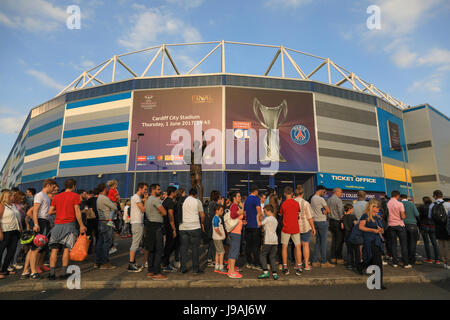 Cardiff City Stadium, Cardiff, Pays de Galles. 1er juin 2017. Les spectateurs attendent de recevoir des billets avant la finale de la Ligue des Champions femmes tonights entre défenseurs, titre, Lyon et Paris St-Germain. Jusqu'à 20 000 fans sont attendus et mis à battre les records de présence en Angleterre, en Italie et en Allemagne. Credit : Haydn Denman/Alamy Live News Banque D'Images